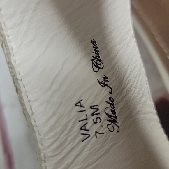 Donald J. Pliner Cream Embossed Women's Thong  Leather Sandals Size 7.5 - Picture 6 of 10